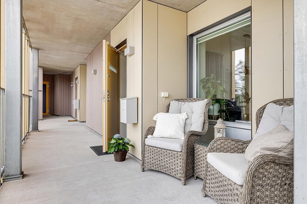 Välkomnande entré med plats för ett fint möblemang.