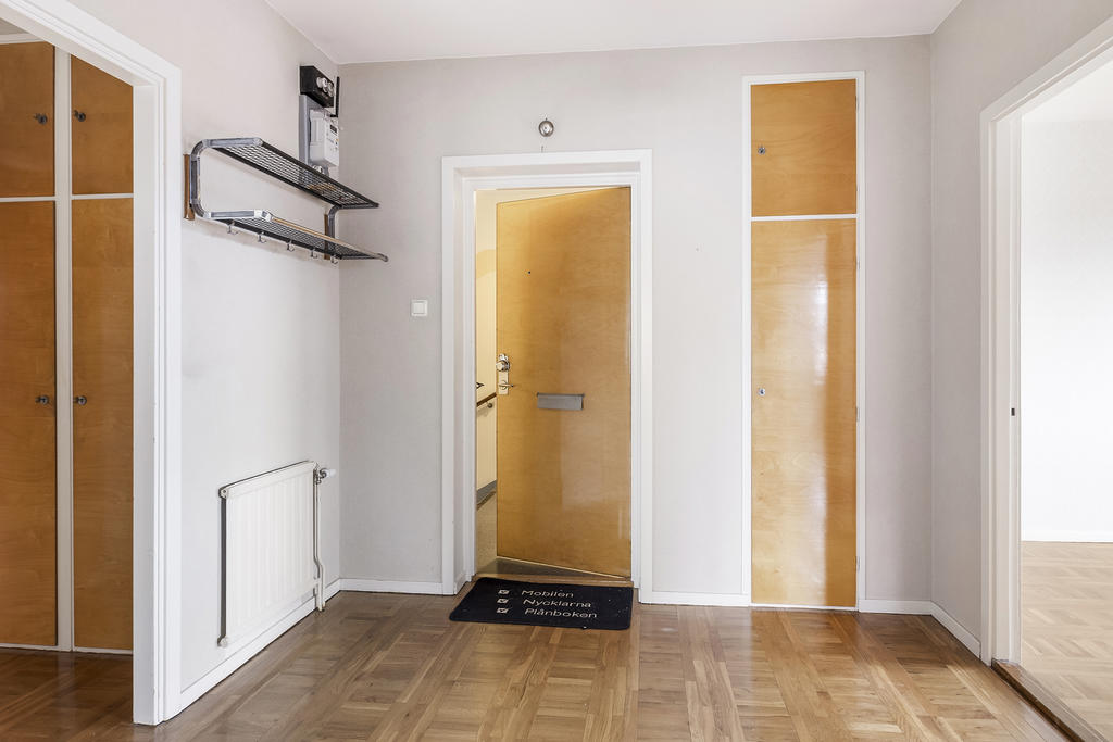 Hall med avhängning och inbyggd garderob