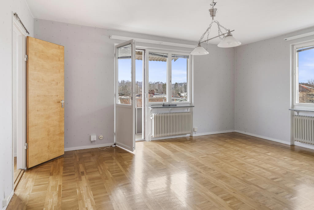 Vardagsrum med utgång till balkong