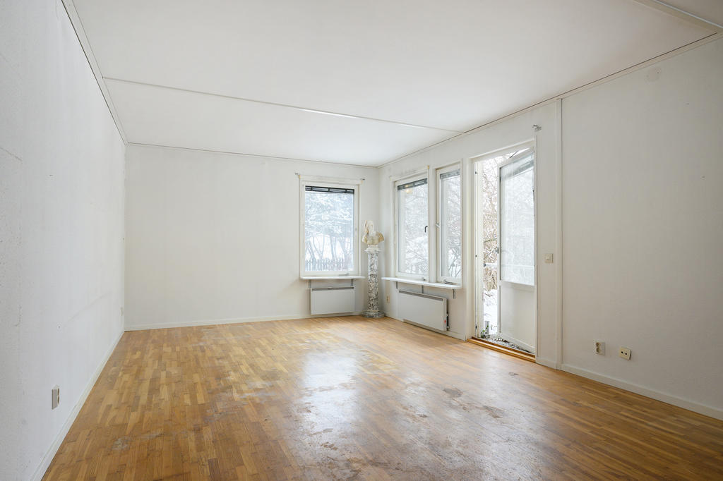 Vardagsrum med utgång till altan