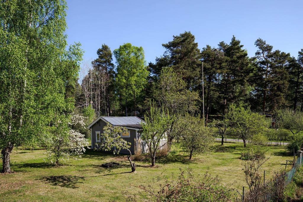 Nästan hela tomten är inhängnad med staket