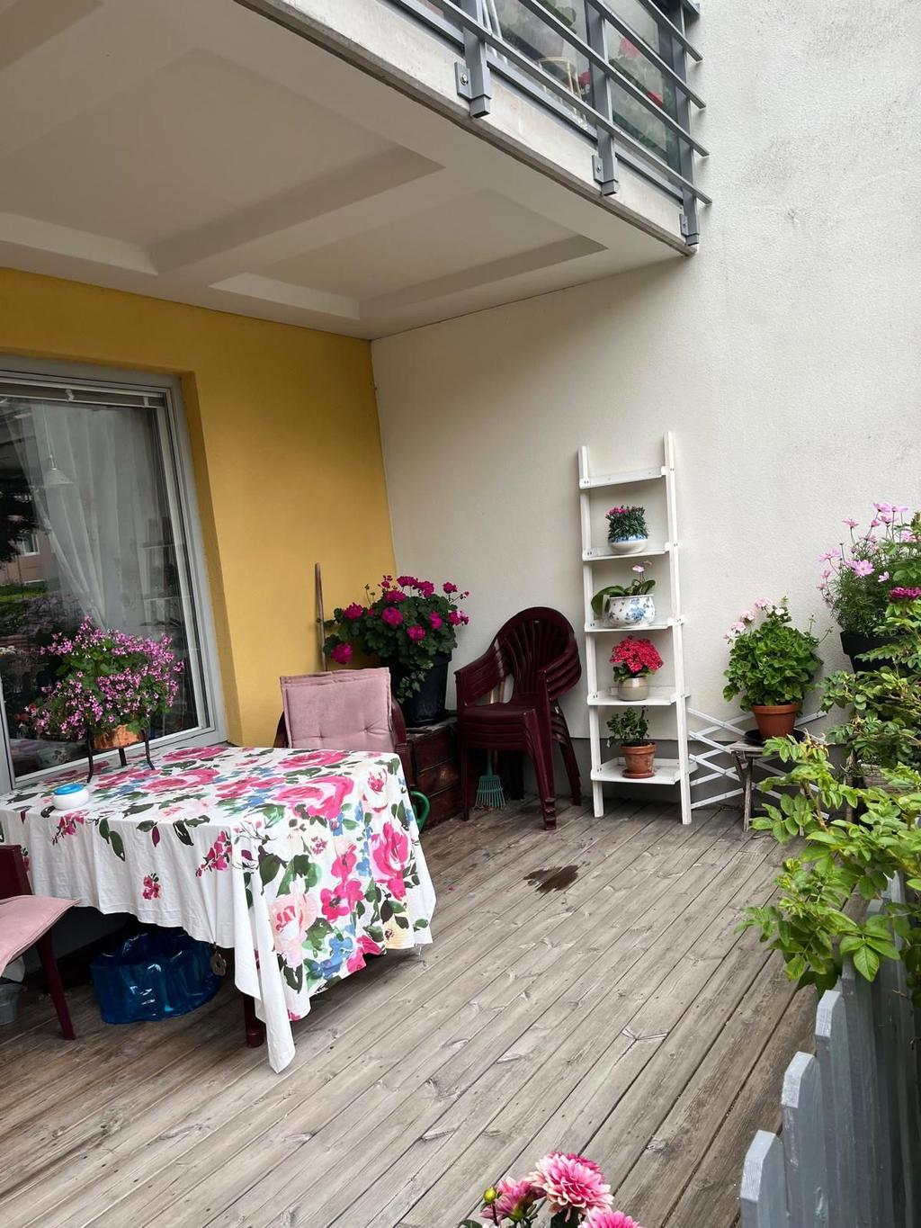 Säljarens bild på uteplatsen sommartid.