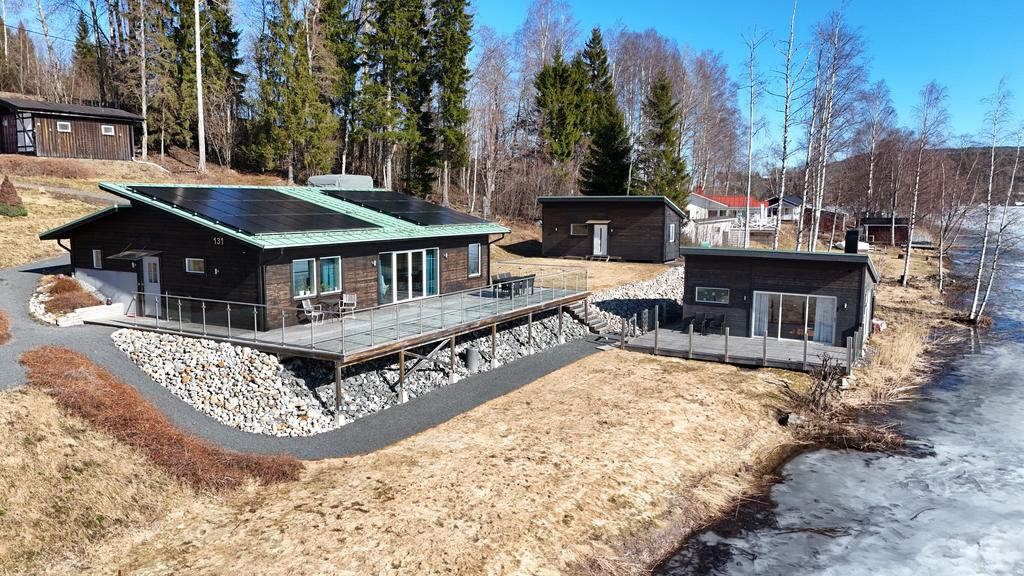 Bostadshus, sjöstuga och gäststuga. 