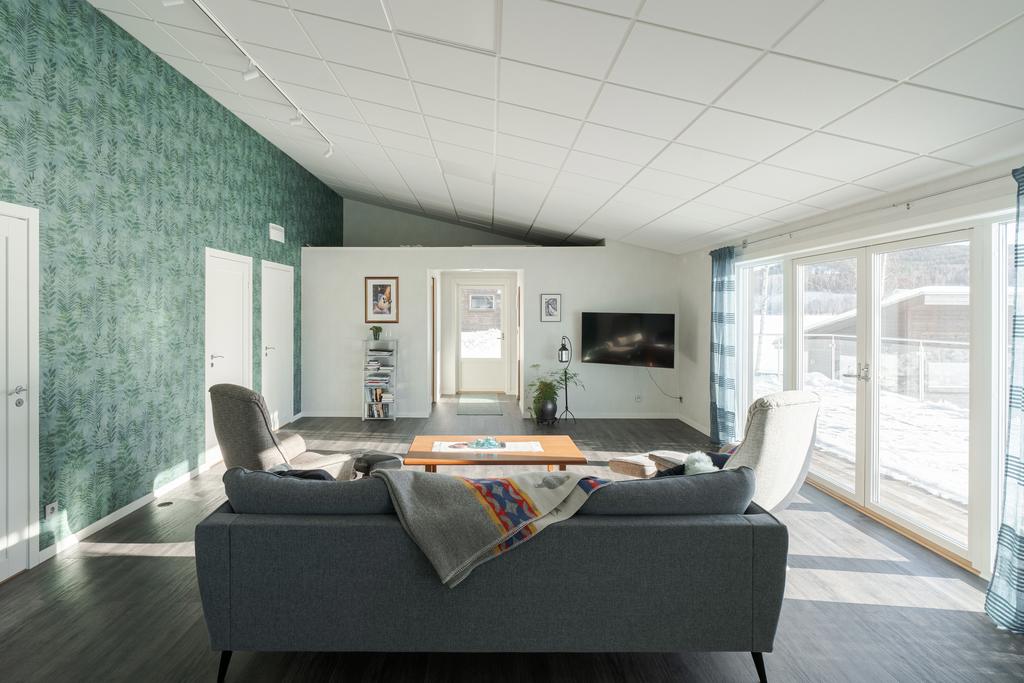 Öppen planlösning mellan vardagsrum och kök. 