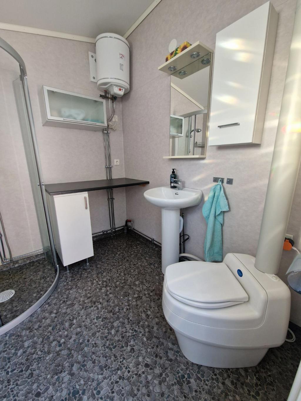 WC/Dusch i sjöstuga nås utifrån via den andra ytterdörren. 
Separett. 