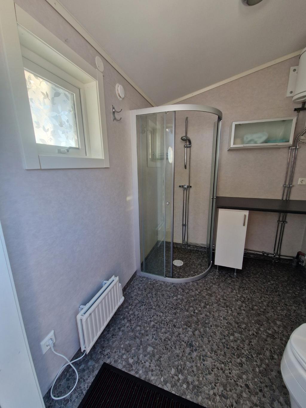 WC/Dusch i sjöstuga nås utifrån, via den andra ytterdörren.  