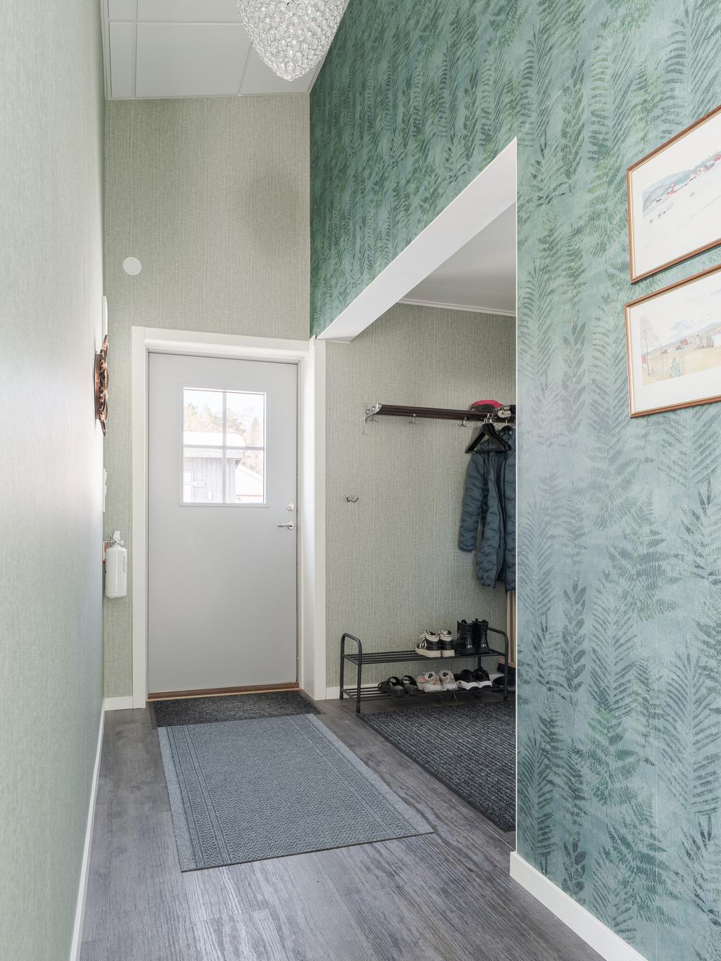 Entré och hall till höger nås teknikrum/tvättstuga