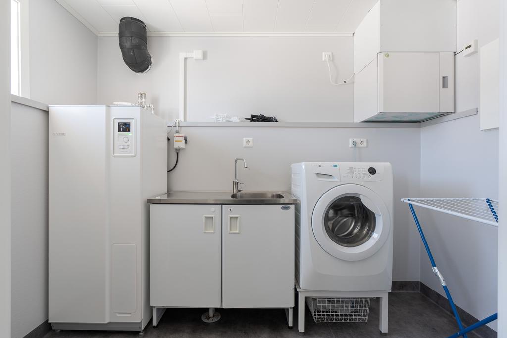 Tvättstuga/teknikrum som nås via hall