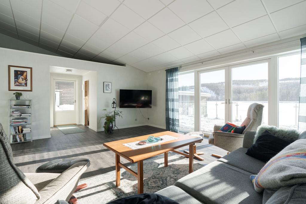 Till höger på bilden, en direkt anslutning ut till altan i sydvästläge. 
Den andra altandörren till vänster på bilden leder ut på altanen. Här finns trappa i direkt anslutning till sjöstugan och rakt fram nås gäststugan. 