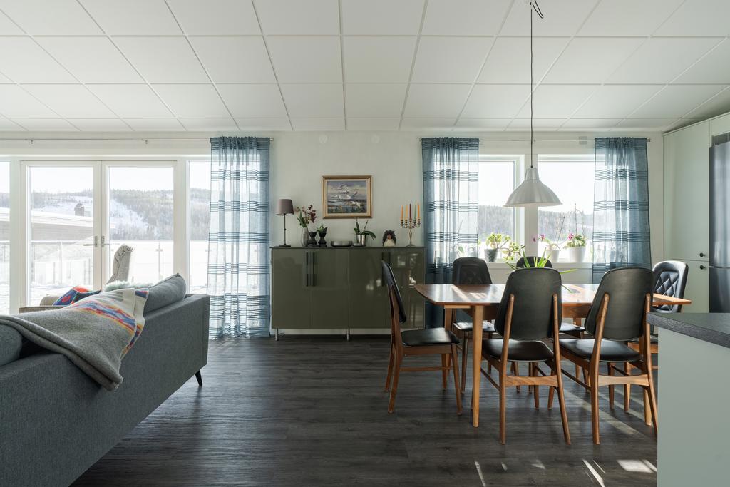 Matplats och vardagsrum i direkt anslutning till varandra via den öppna planlösningen. 