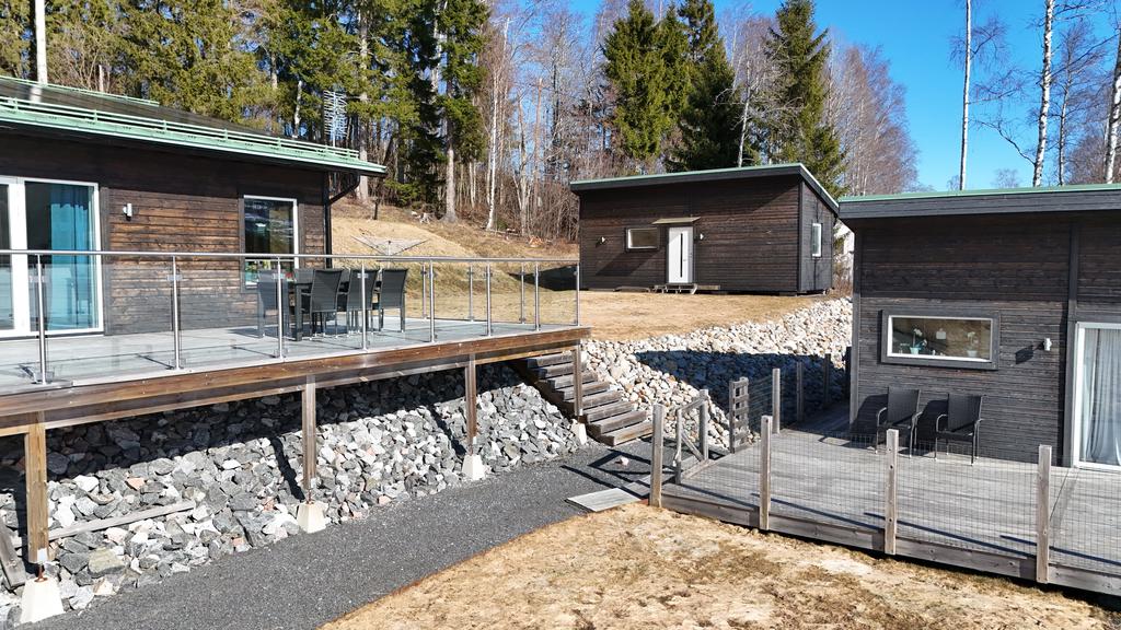 Sjöstugan nås genom trapp ner från altan. 