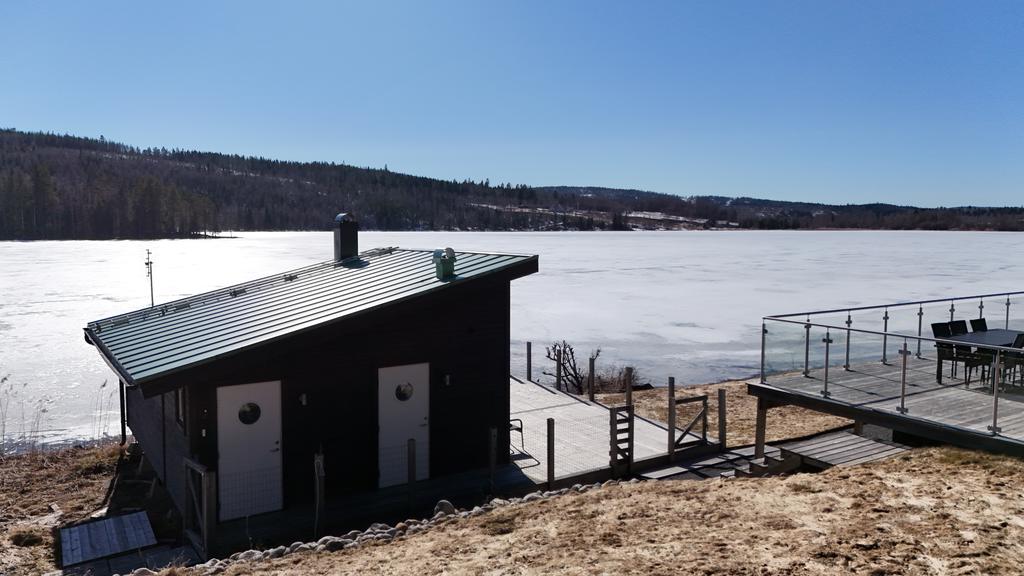 Sjöstugan. Dörren till vänster leder in i WC/Dusch samt dörren till höger leder in i sällskapsdel och sjöstugans köksdel. 