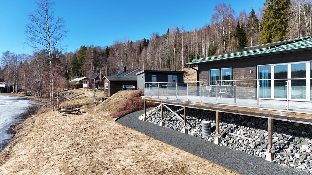 Utsikt från uteplats vid sjöstugan. 