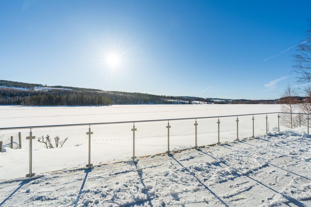 Altan i vinterskrud. Altanen ligger i direkt anslutning från vardagsrum med en fantastisk utsikt över sjön, sydvästläge. 