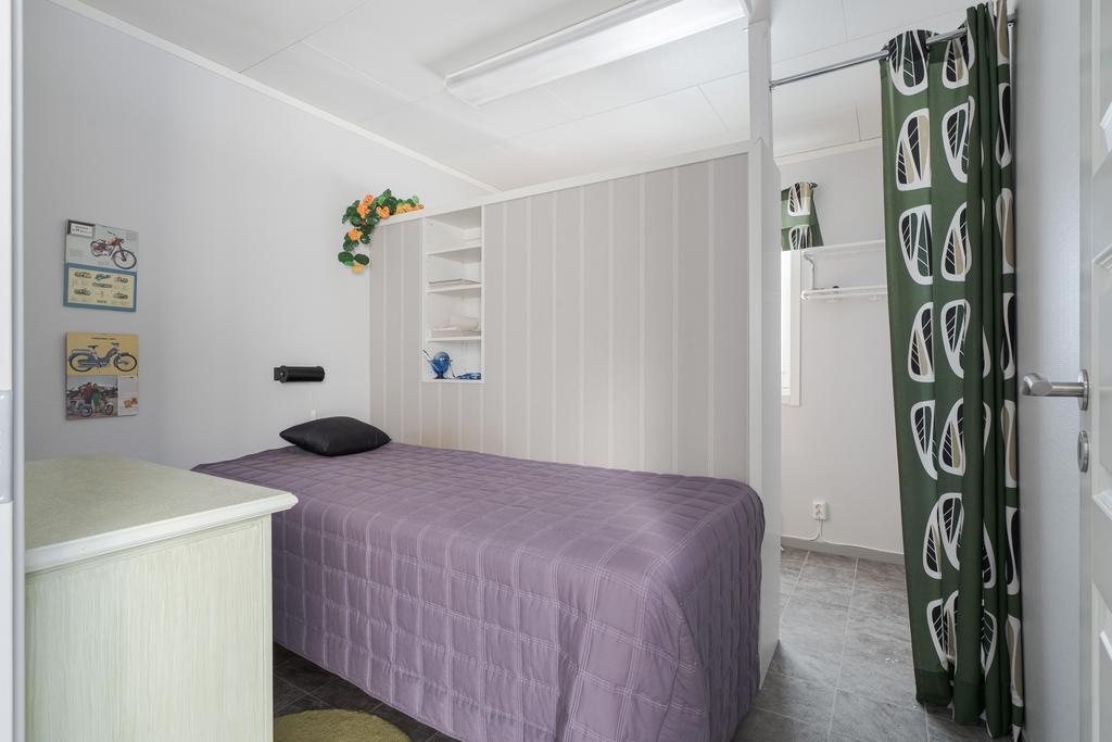 Gäststugan är uppdelad i 2 delar, på bild den högra sovdelen. 