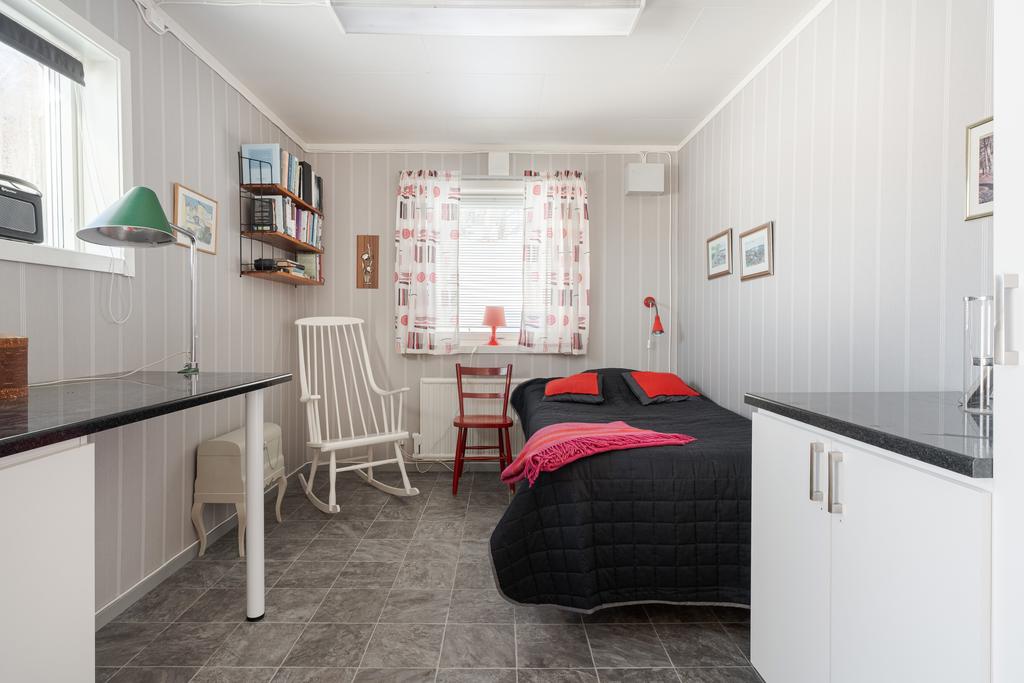 Gäststugan är uppdelad i 2 sovdelar, på bild den vänstra sovdelen. 