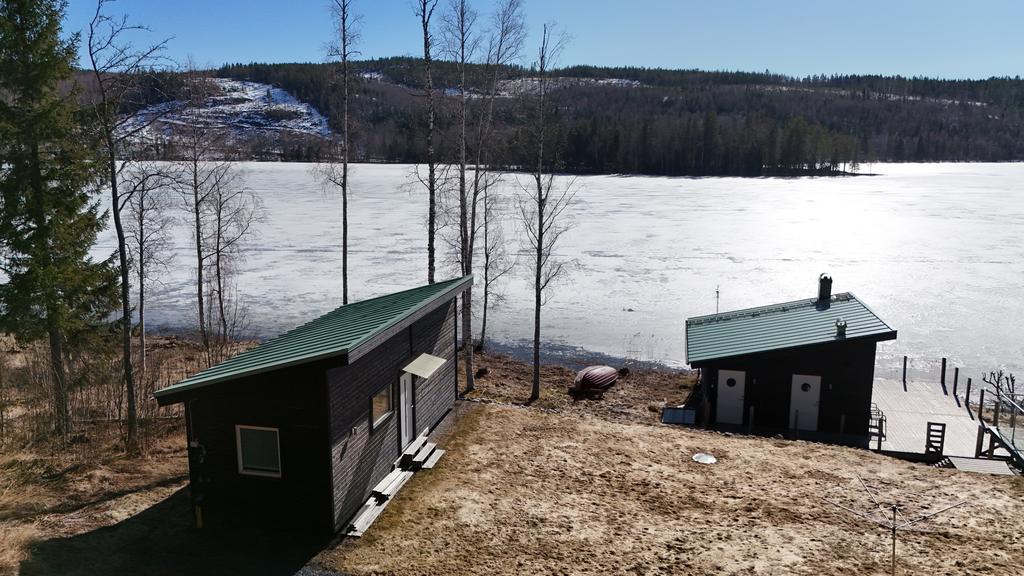 Gäststuga och sjöstuga, bild tagen från infart. 