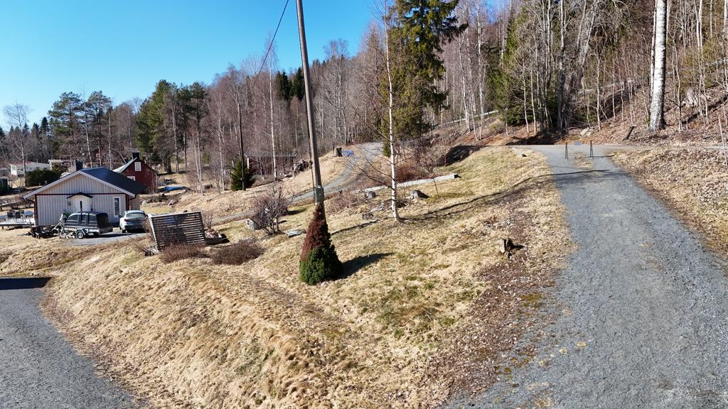 Väg ner från infart mot bostadshus 