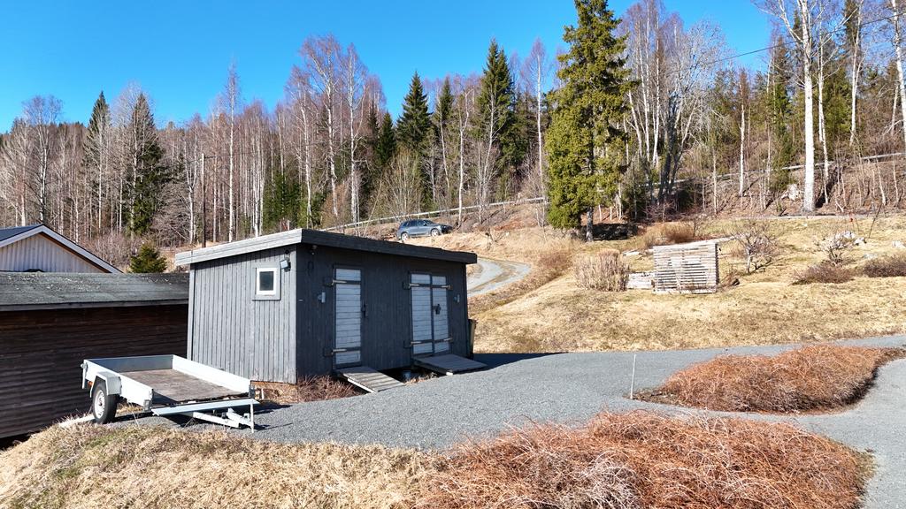 Förrådsbyggnaden närmare strandkanten. Mittemot bostadshus.