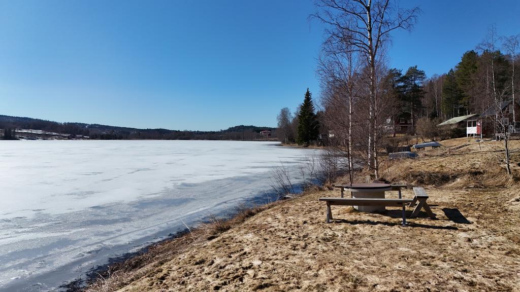 Uteplats vid sjökanten. 