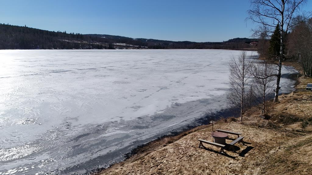 Uteplats vid sjökanten 