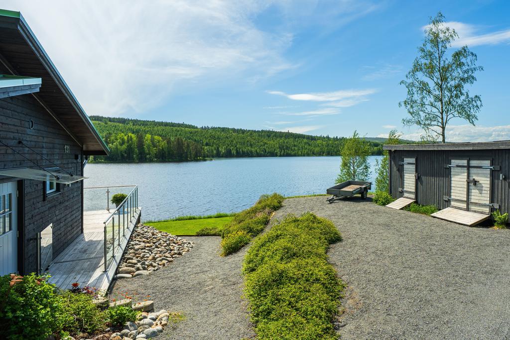 Förrådsbyggnad till höger. 