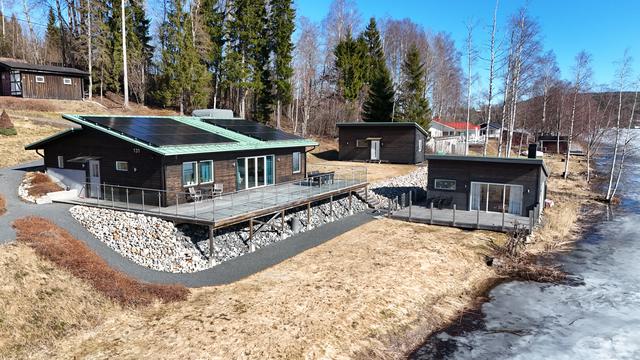 Bostadshus, sjöstuga och gäststuga. 