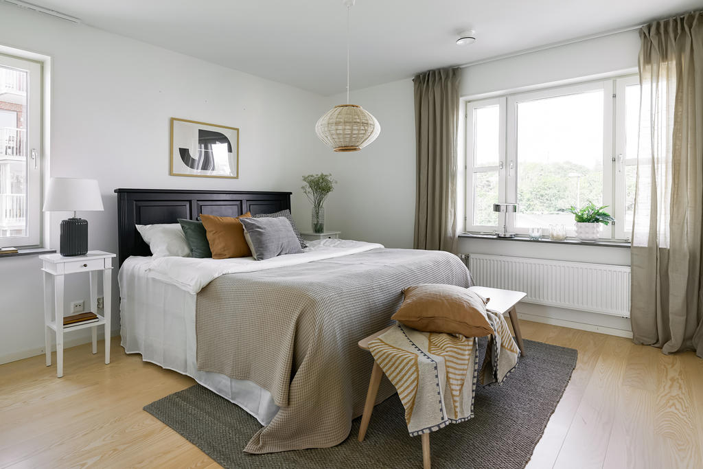 Viss avvikelse förekommer, sovrummet är ommålat i mörka färger