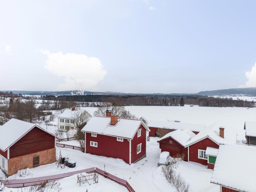 Utsikt över åkrar och ängar som sluttar ner mot Dalälven.
