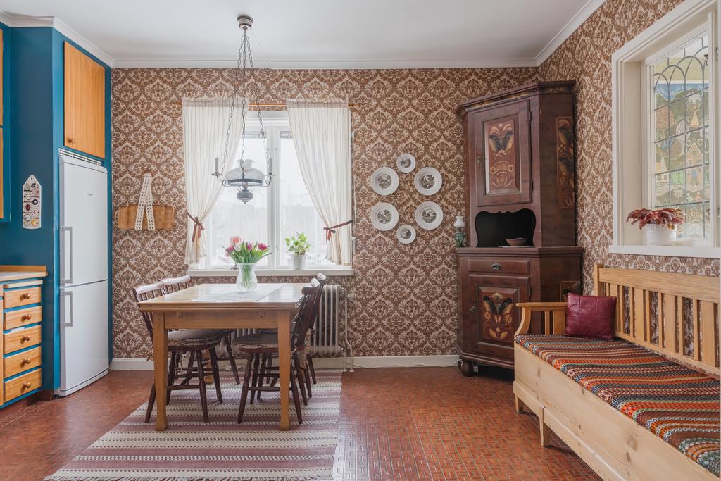 Klassiskt bondkök med matplats.