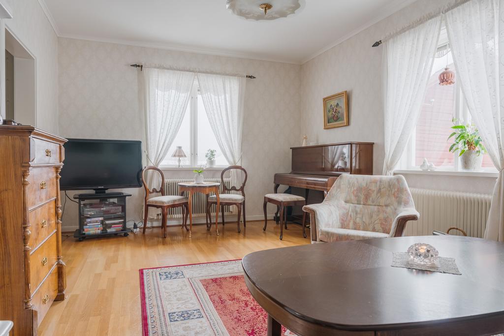 Trivsamt vardagsrum med kakelugn