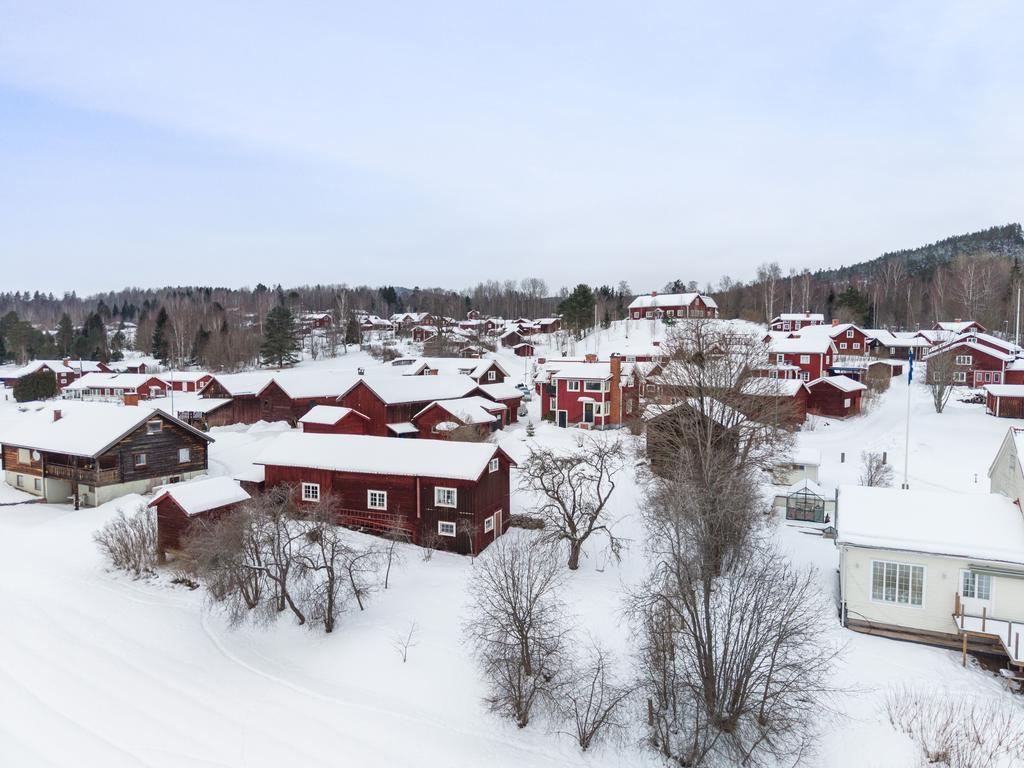 På tomten finns flera byggnader som skapar goda möjligheter för både förvaring och verksamhet