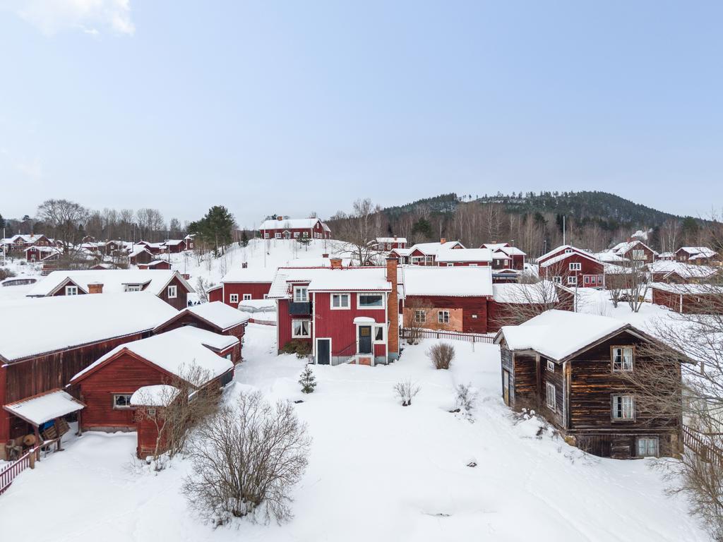 Bostadshuset är utrustad med kommunalt vatten, bergvärme och fiber och taket byttes 2013.