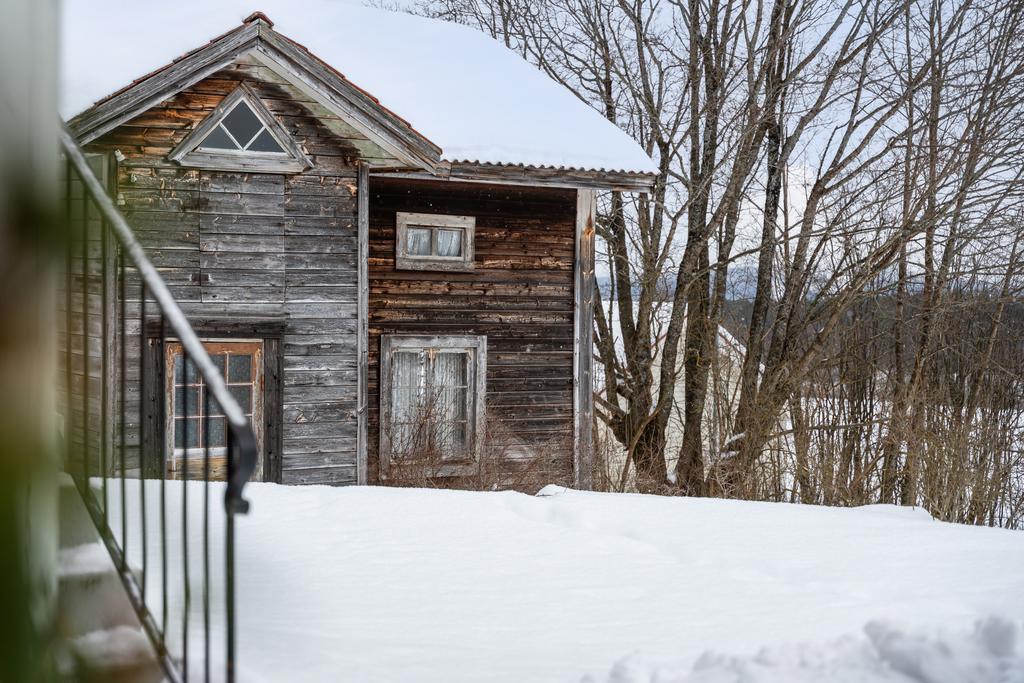 Här finns också den gamla lillstugan, en klassisk sidokammarstuga med bred liggande fasspontad panel som bär på massor av historia.