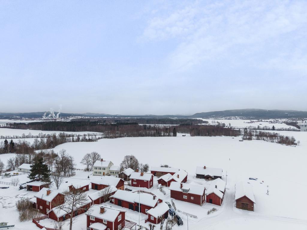 Vackra omgivningar och lugnt läge med skogen och härliga vandrings- och skoterleder alldeles ovanför gården och byns badplats bara en kort promenad eller cykeltur bort. 