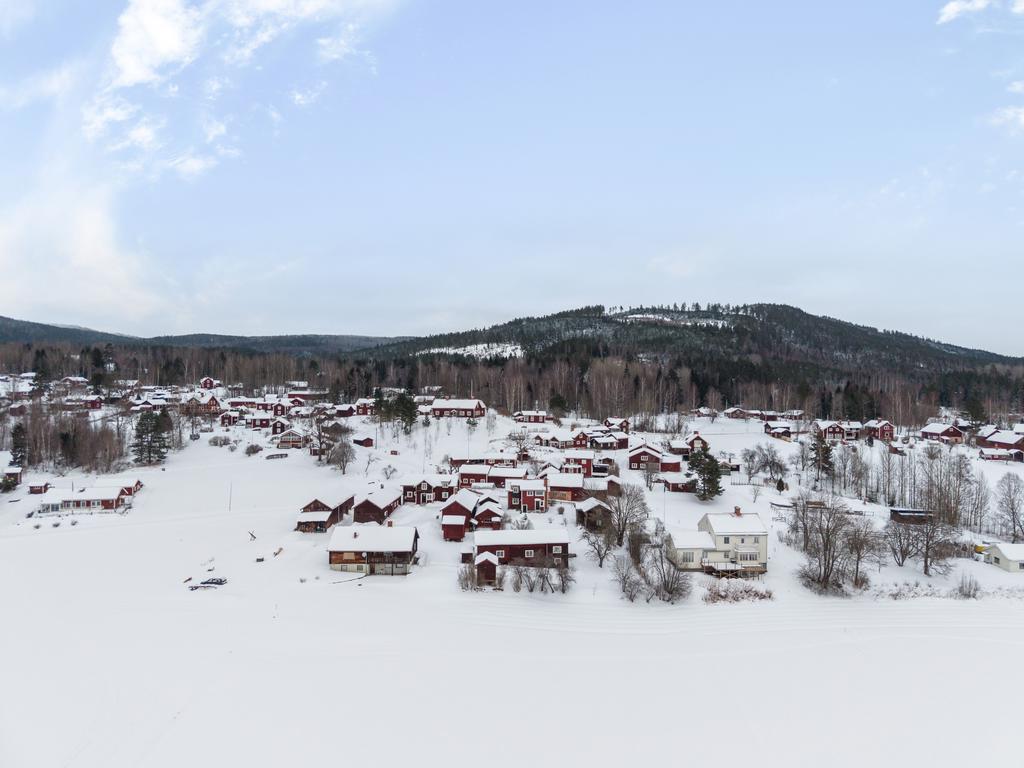 Detta är ett hem för dig som uppskattar karaktär och charm och som vill ha möjligheten att forma något personligt och unikt – varmt välkommen!