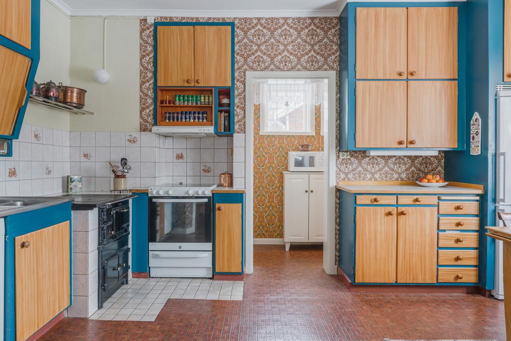 Kök sett mot garderob och förvaring (med skafferi in till höger).