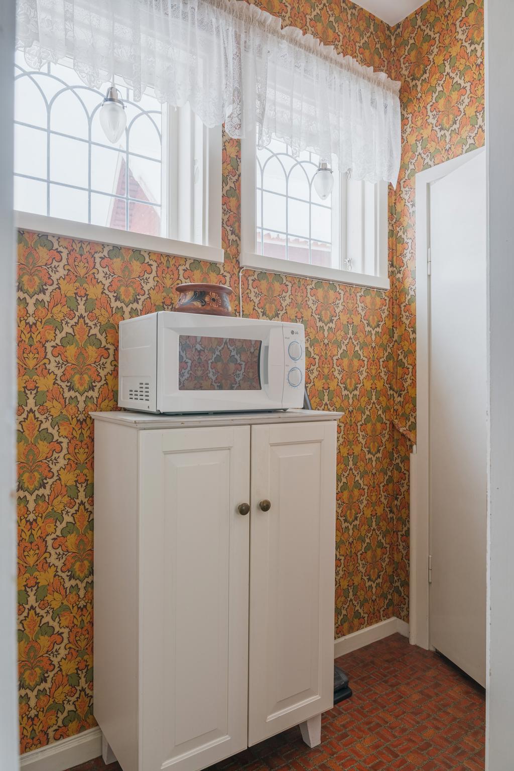 Förvaring med skafferi in till höger och garderob till vänster.