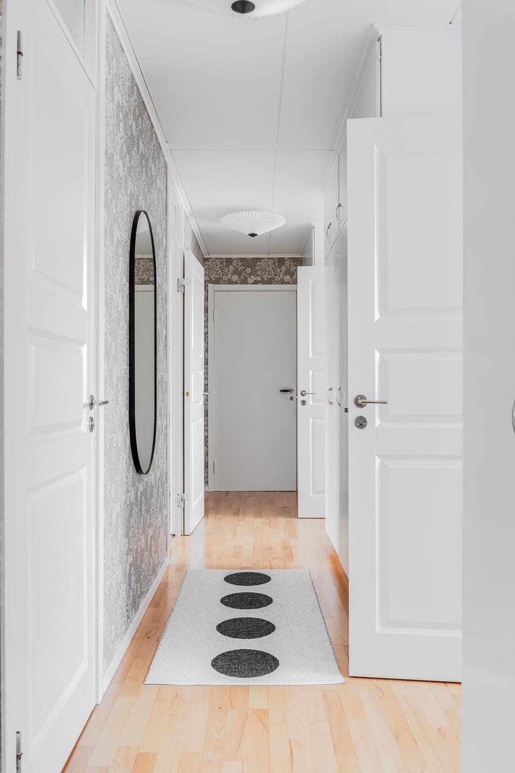 Passage. Vy mot ingång till extrarum och förrådsrum.