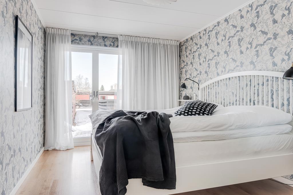 Sovrum 1 med utgång till baksidan via dubbeldörrar 