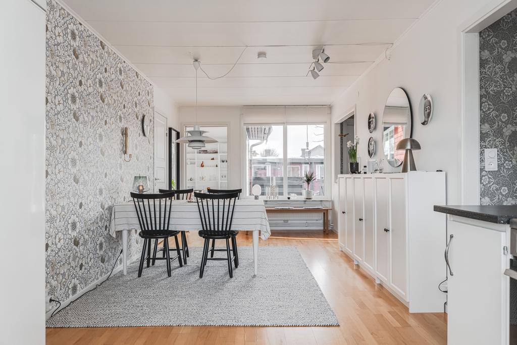 Vy från kök mot matplats