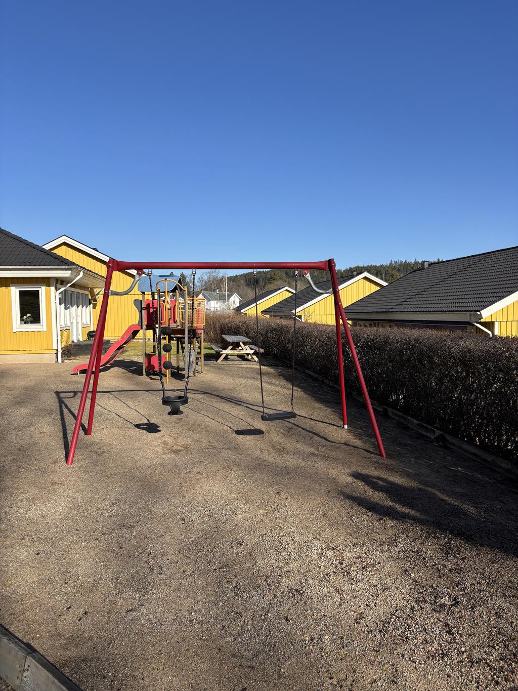 Lekplats bakom huset 