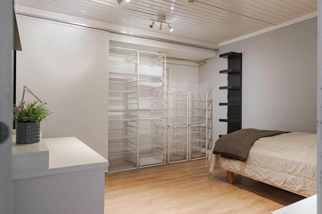 Förråd/kontor/sovrum på entréplan. Bonusrum som ej ingår i boytan.