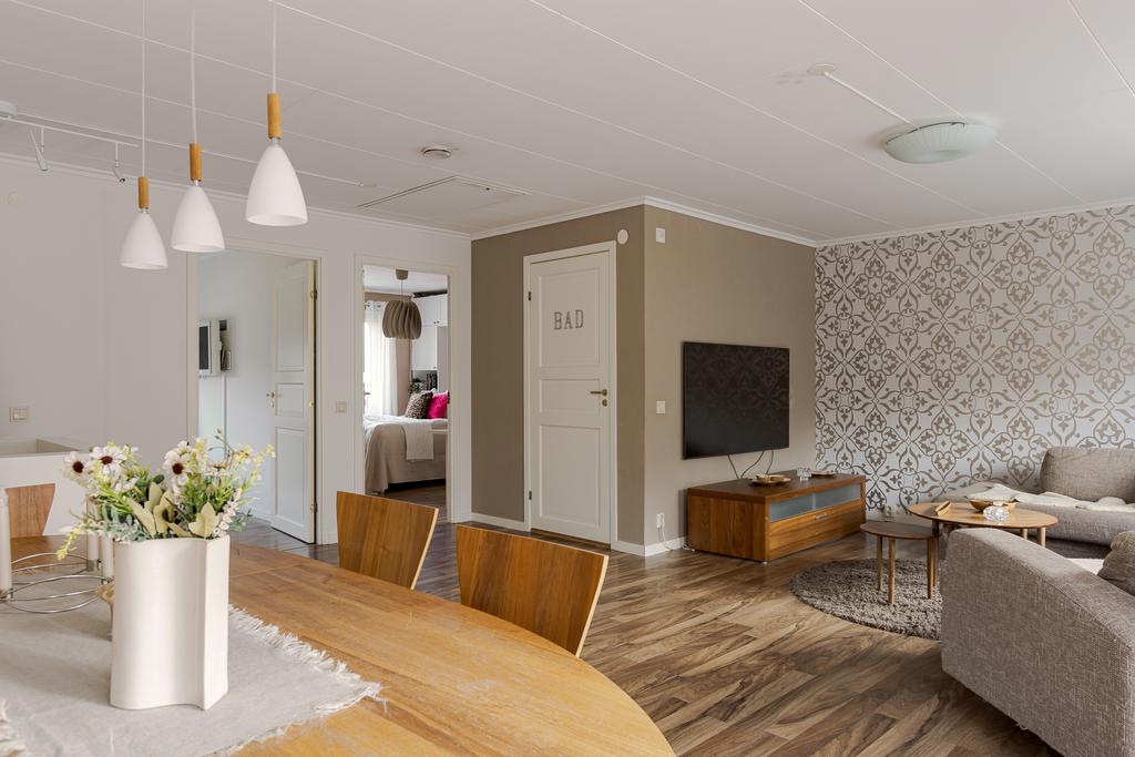 Mot sovrum och badrum.