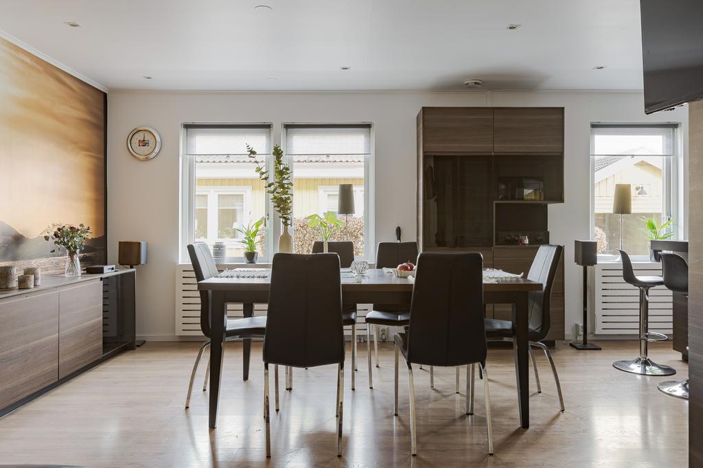 Väggen är nedtagen mellan kök och allrum för att få ett stort kök/matrum.