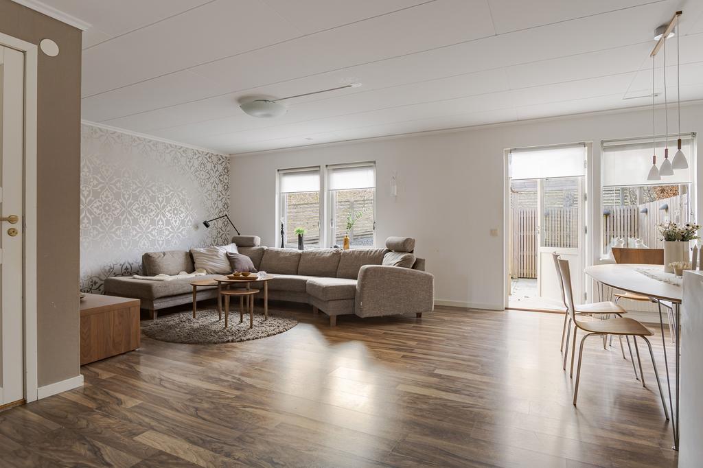 Stort vardagsrum med utgång till altan, här går lätt att göra ett extra sovrum.