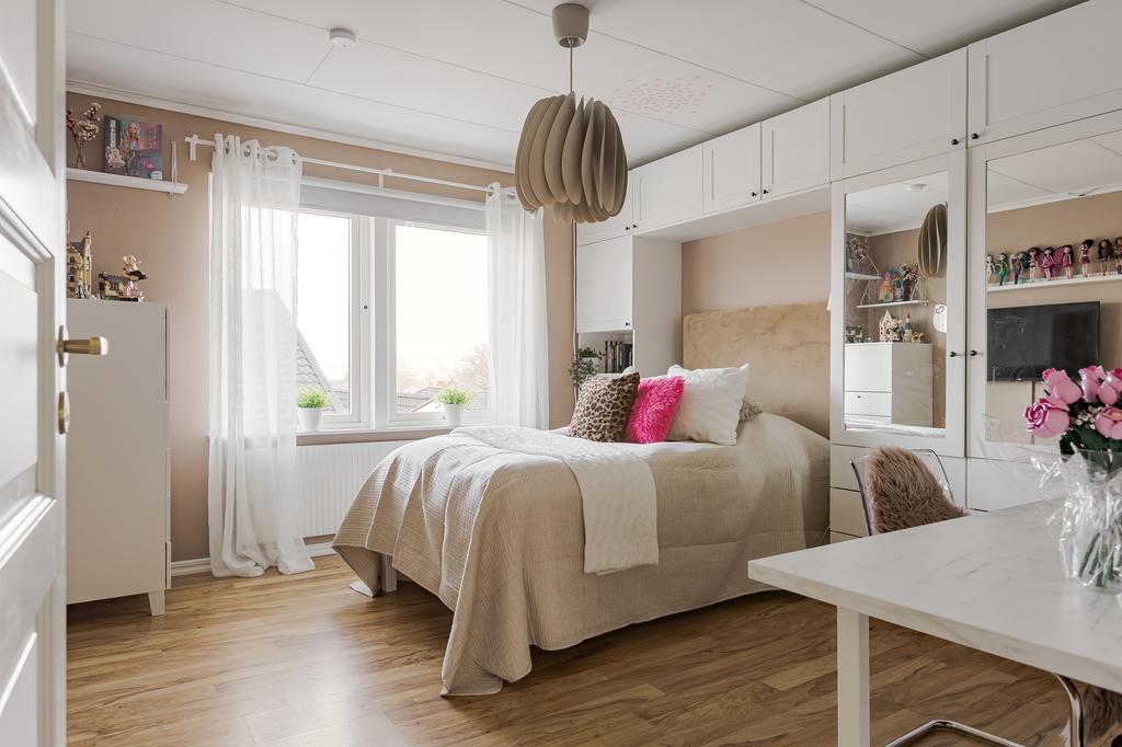 Sovrum 2 med inbyggd förvaring 
