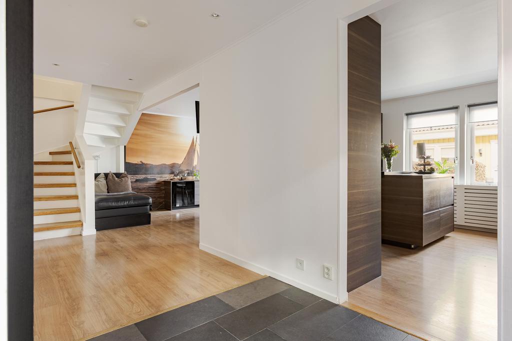 Hall mot kök och allrum