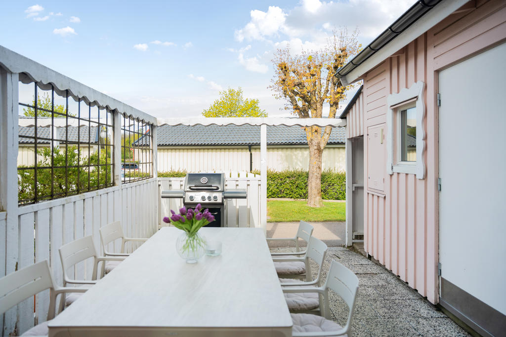 Stensatt uteplats i anslutning till entrén