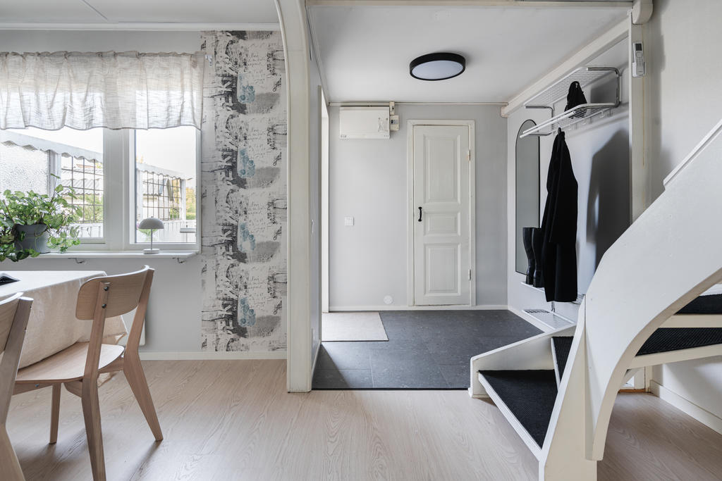 Ljus entréhall med plats för avhängning